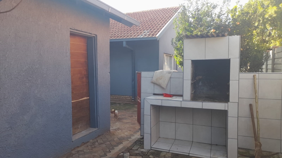 To Let 4 Bedroom Property for Rent in La Hoff North West